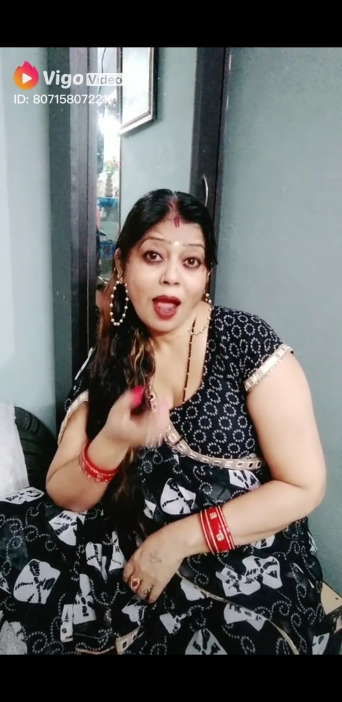 Hot aunty half boobs in black saree video – VigoZilla
